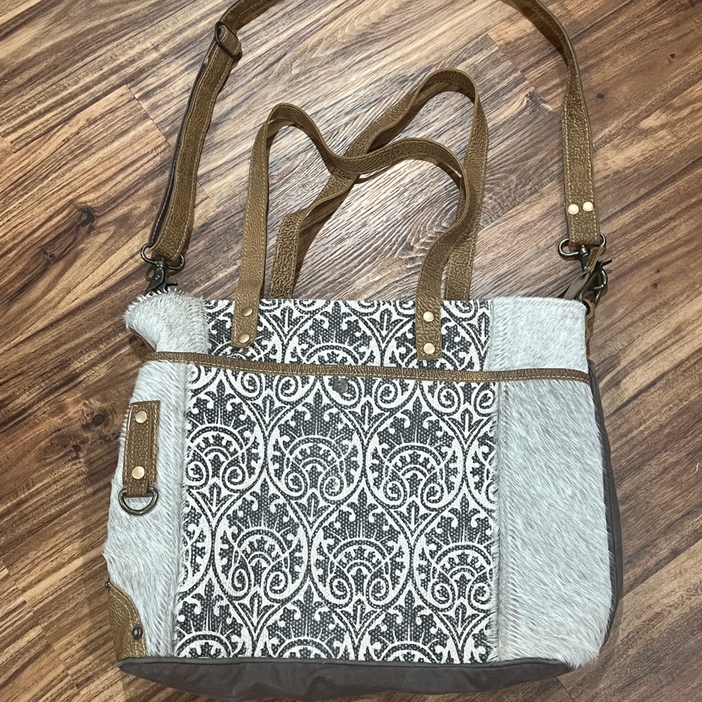 Myra Bag Ace
Upcycled Canvas and Cowhide Messenger Bag.